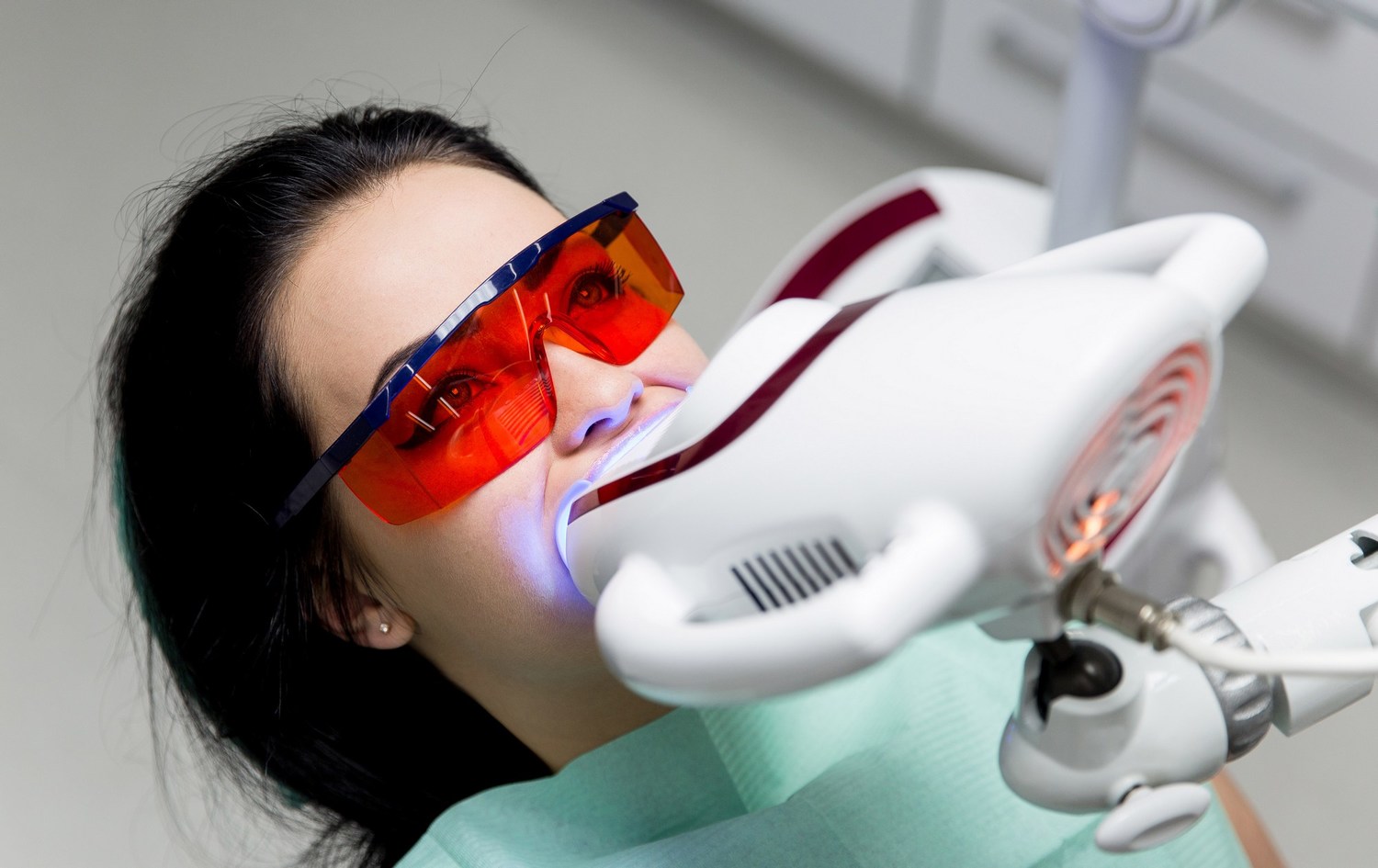 Как осуществляется отбеливание зубов в стоматологиях?
