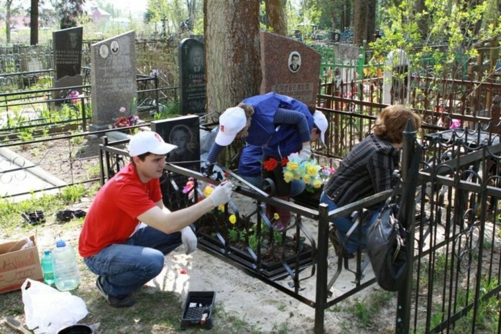Уборка могил: профессиональные услуги для ухода за памятниками усопших