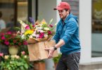 Доставка цветов: как сделать подарок трогательным, а доставку — надёжной